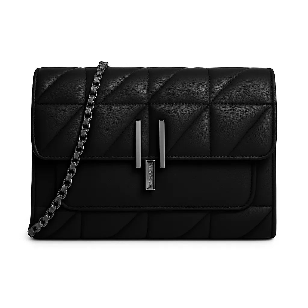 Bolsa acolchoada feminina preta, vista frontal em estúdio. Destaque para o design com textura matelassê, fecho metálico prateado e alça de corrente.