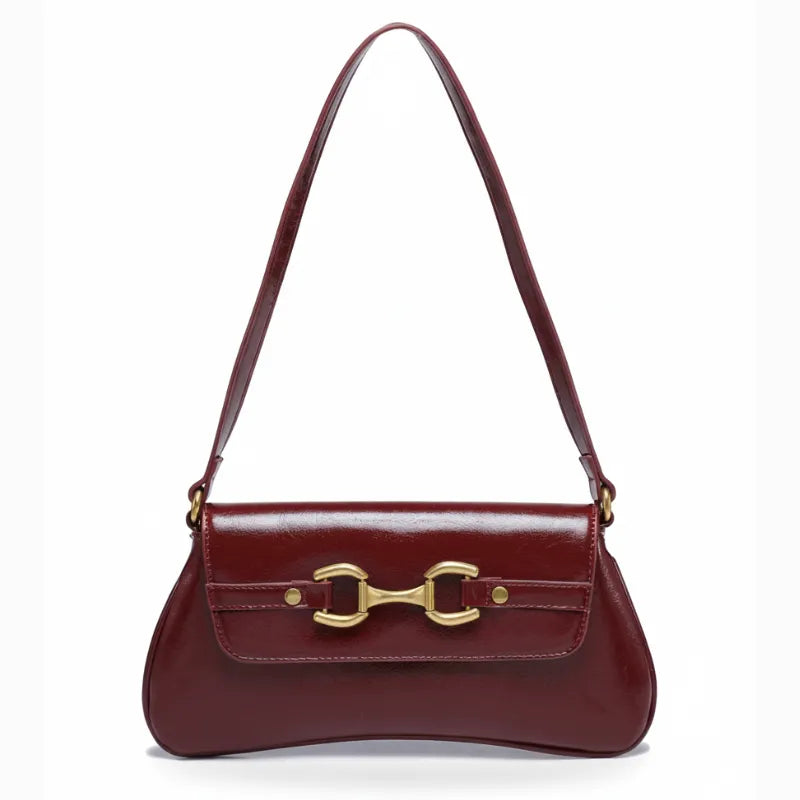 Bolsa baguete feminina marsala, vista frontal em estúdio. A foto destaca o acabamento verniz e o fecho metálico dourado estilo freio.