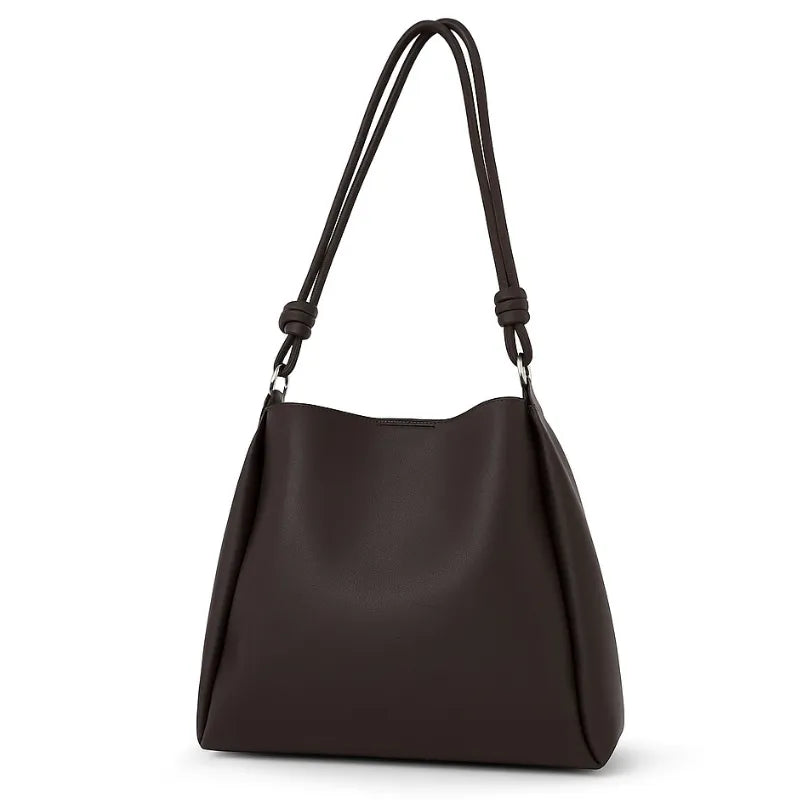 Bolsa de ombro feminina marrom escuro (café), vista frontal. A foto em estúdio destaca o design elegante e a alça de nó ajustável.