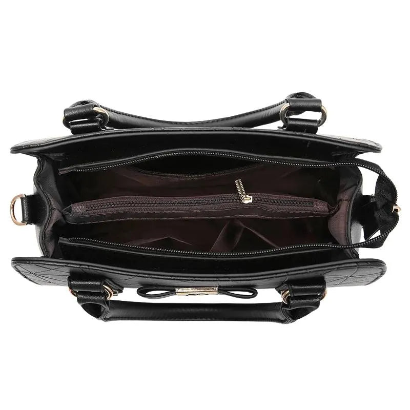 Vista superior da bolsa de ombro preta Charme Clássico da Rozze, aberta. A foto mostra o amplo compartimento interno com forro de poliéster e o bolso com zíper.