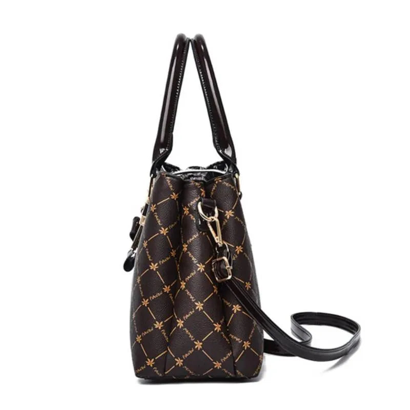 Bolsa de ombro preta clássica de luxo em vista lateral, exibindo formato elegante e detalhes em couro sintético