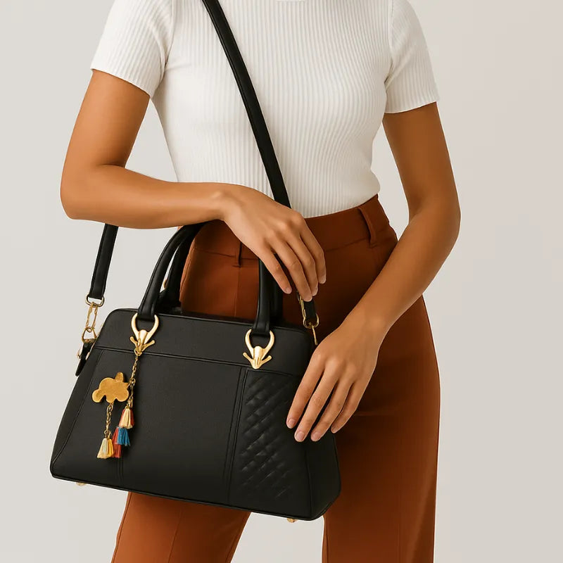 Modelo usando a bolsa tote bag Lovisa, com a alça de ombro a tiracolo. A foto de perfil realça a praticidade do acessório para o dia a dia e o design que se adapta ao corpo.