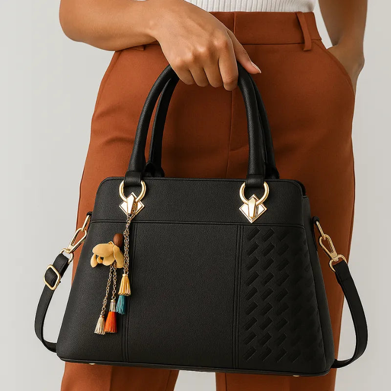 Modelo usando a bolsa tote bag Lovisa, com a alça de mão. A imagem realça a elegância do acessório para looks mais sociais.