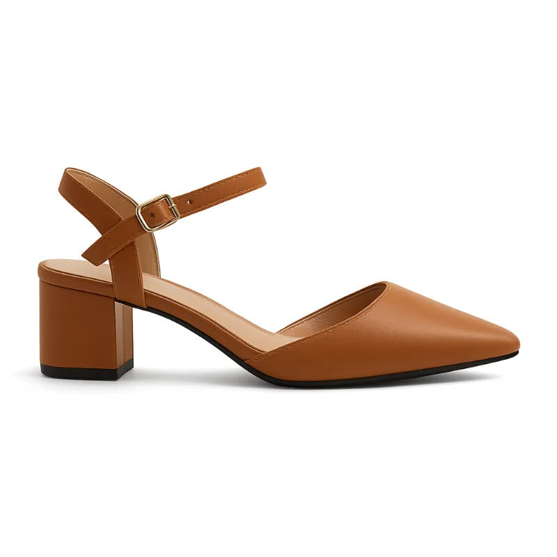 Scarpin feminino marrom com bico fino e salto bloco da Rozze. Vista lateral em estúdio, destacando o salto de 5 cm e a tira ajustável no tornozelo com fivela.