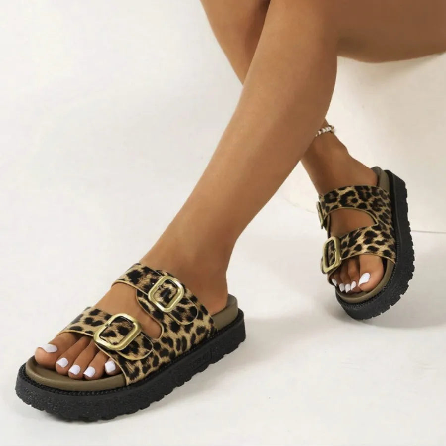 papete-feminina-onça-tratorado-tiras-em-uso-vista-lateral-direita-confortável-e-prática