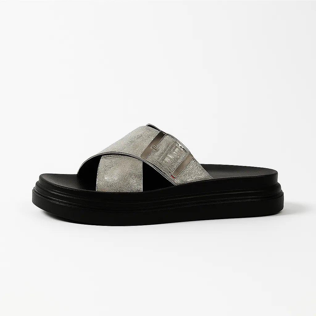 Papete feminina prata de fivela da Rozze. Vista lateral em estúdio, destacando o design com tiras cruzadas, a sola flatform preta e a fivela prateada.