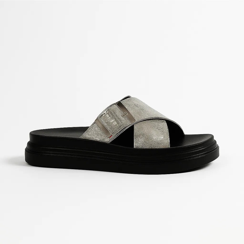 Papete feminina prata de fivela da Rozze. Vista lateral em estúdio, destacando o design com tiras cruzadas, a sola flatform preta e a fivela prateada.