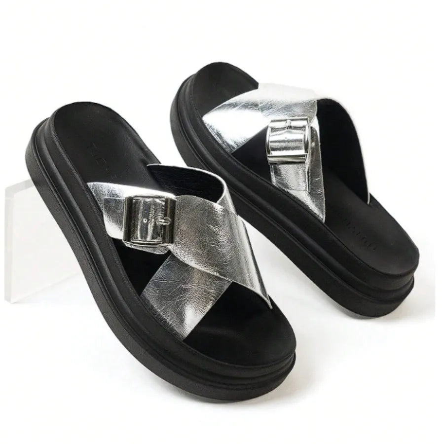 Par de papetes femininas pratas de fivela da Rozze. A foto em estúdio destaca o design moderno, a sola flatform e as tiras metálicas.