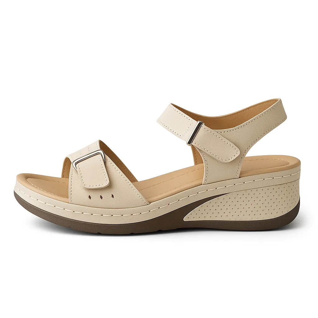 Sandália feminina bege de plataforma com fivela ajustável da Rozze. Vista lateral em estúdio, destacando o solado leve e o design confortável, ideal para o uso diário.