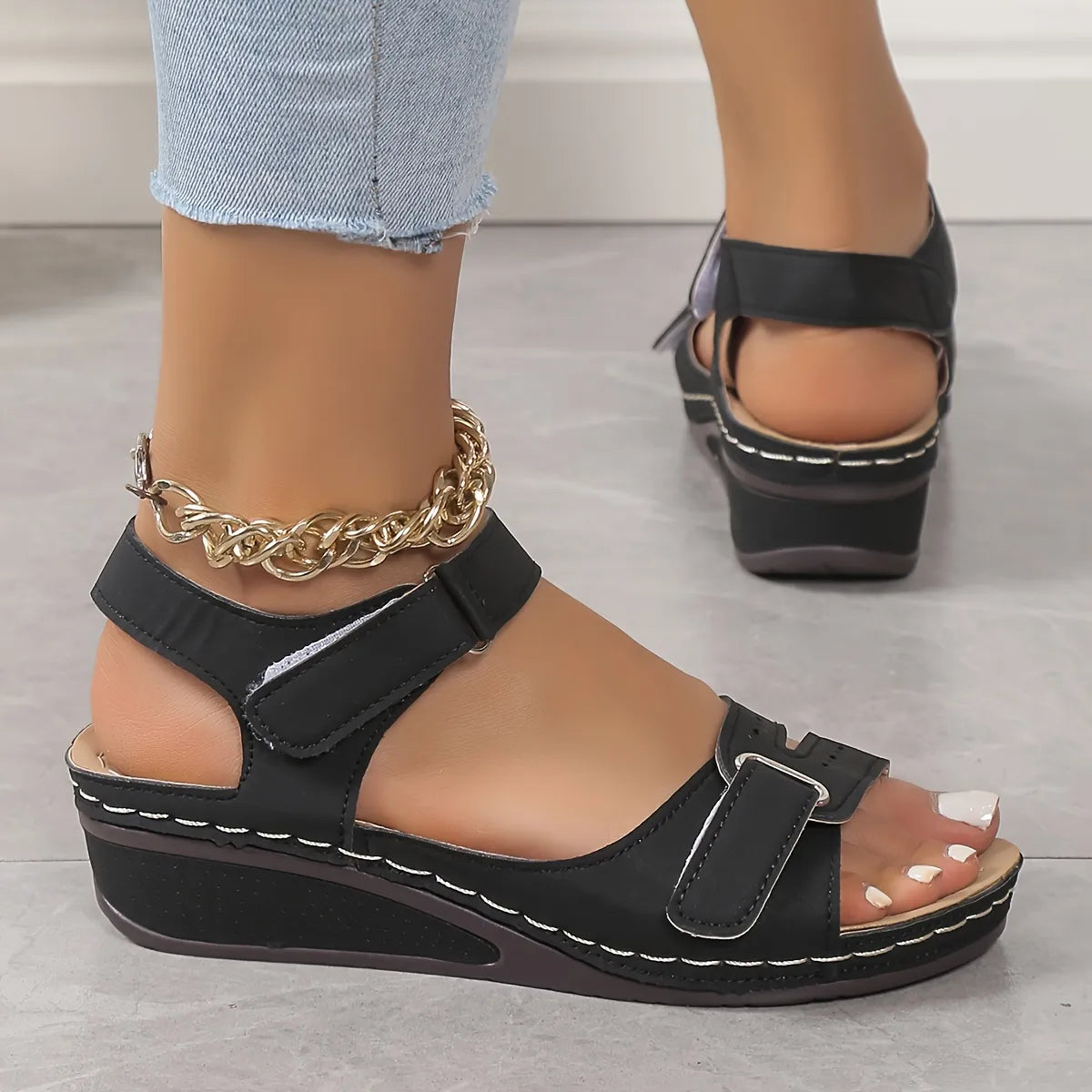 sandália-plataforma-feminina-josette-preto-em-uso-vista-lateral