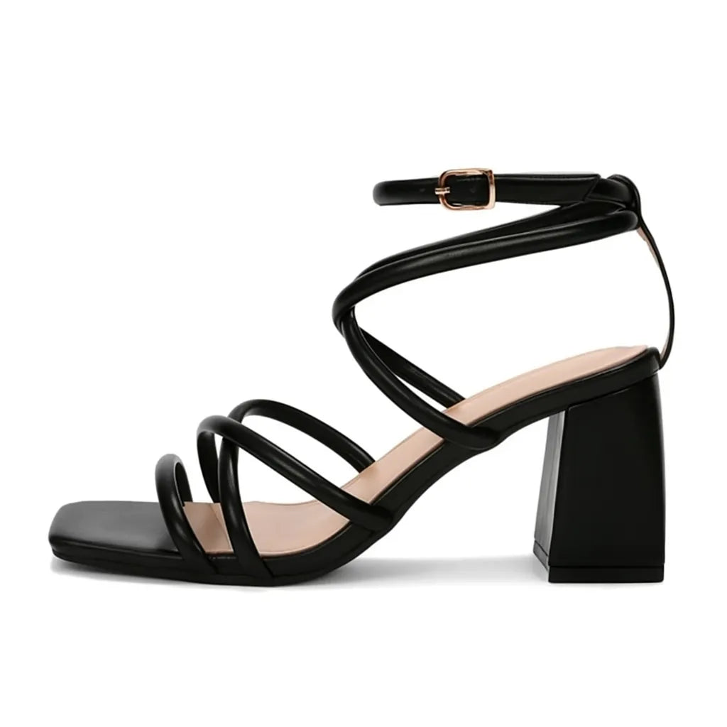 Sandália feminina preta de tiras cruzadas da Rozze. Vista lateral em estúdio, destacando o salto chunky de 7,5 cm, as tiras elegantes no peito do pé e a fivela ajustável no tornozelo.