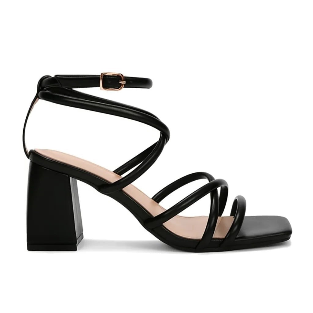 Sandália feminina preta de tiras cruzadas da Rozze. Vista lateral em estúdio, destacando o salto chunky de 7,5 cm, as tiras elegantes no peito do pé e a fivela ajustável no tornozelo.