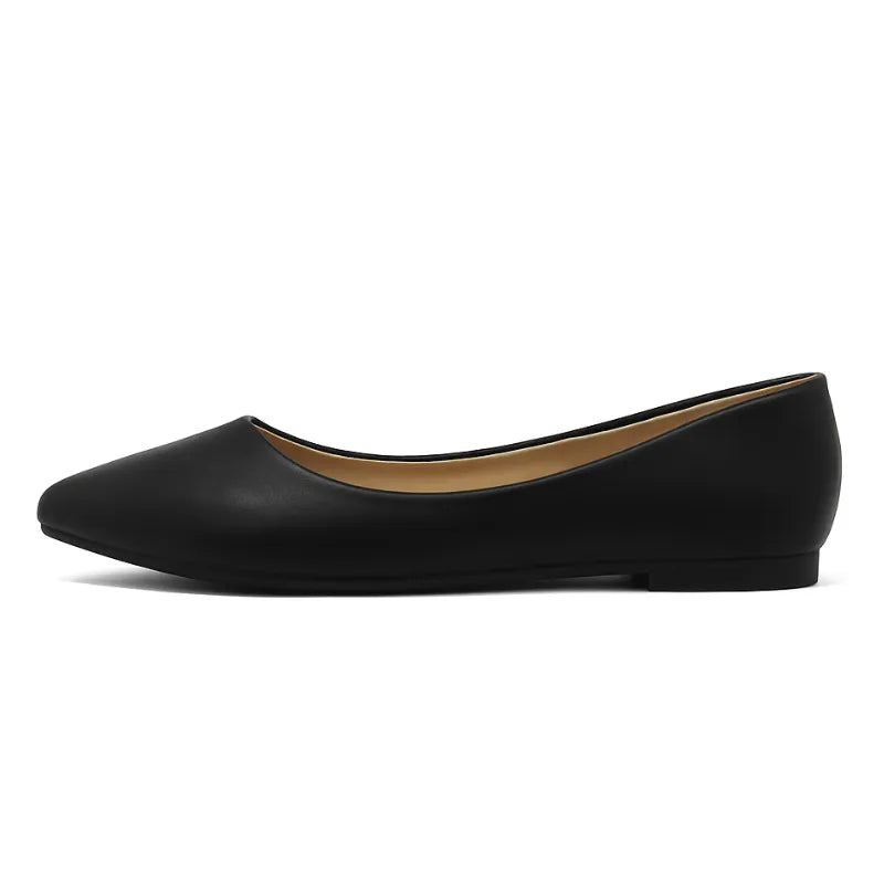 Sapatilha feminina preta de bico fino da Rozze. Vista lateral em estúdio, destacando o design sofisticado, o material em poliuretano e o solado de borracha.