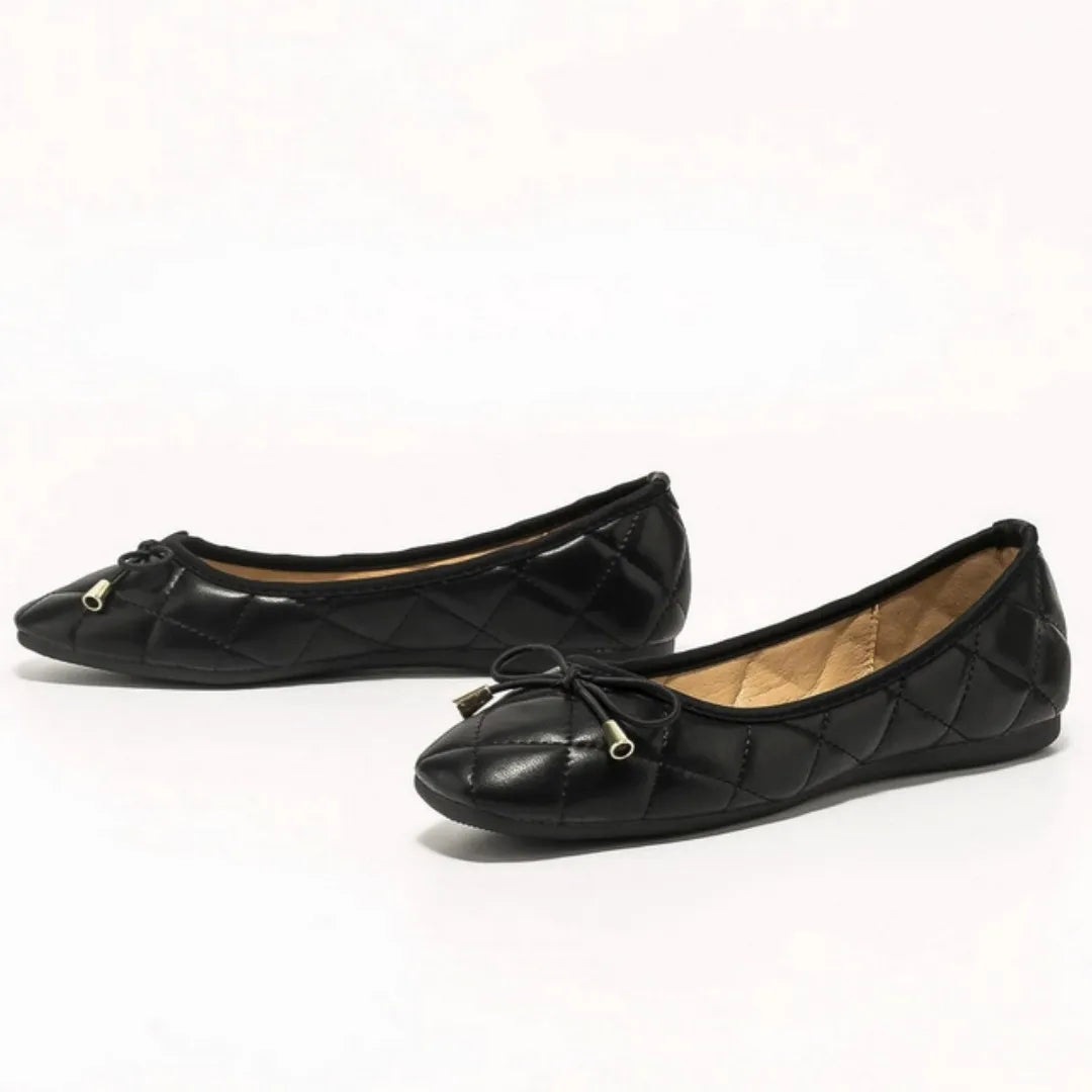 sapatilha-preta-matelasse-laco-em-uso-vista-lateral-direita-confortável-e-prática