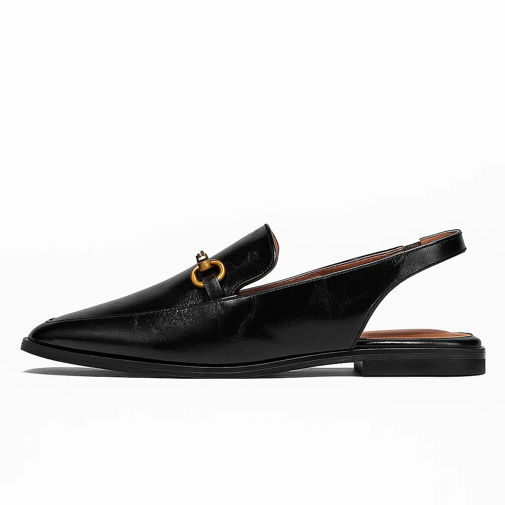 Sapatilha feminina preta slingback da Rozze, vista lateral em estúdio. A foto destaca o bico quadrado moderno, o salto bloco e a tira traseira ajustável com detalhe metálico.