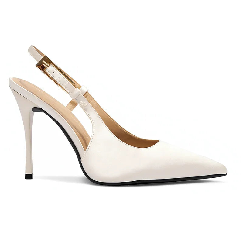 Scarpin feminino branco off-white slingback da Rozze. Vista lateral em estúdio, destacando o bico fino, o salto agulha de 9 cm e a tira ajustável com fivela dourada.