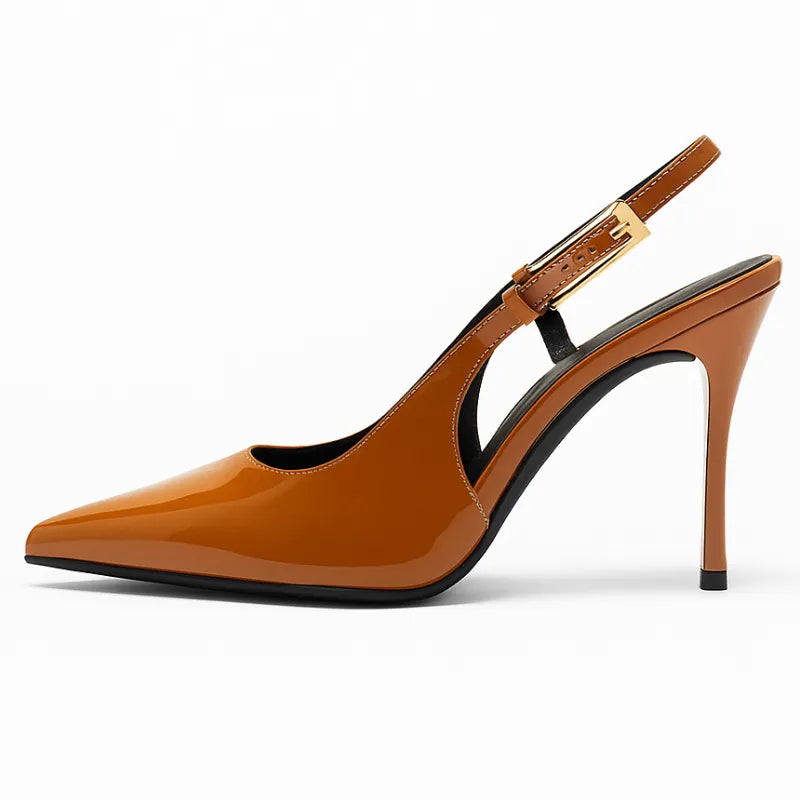 Scarpin feminino castanho de verniz slingback da Rozze, em vista lateral. A foto em estúdio destaca o salto agulha de 9 cm, o bico fino e a alça ajustável com fivela.
