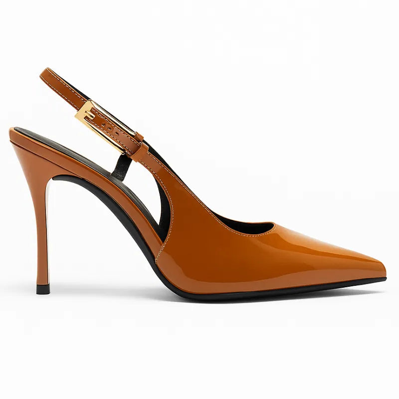 Scarpin feminino castanho de verniz slingback da Rozze, em vista lateral. A foto em estúdio destaca o salto agulha de 9 cm, o bico fino e a alça ajustável com fivela.