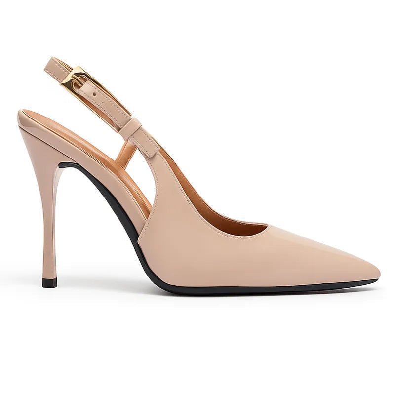 Scarpin feminino damasco de verniz, vista lateral. A foto em estúdio destaca o salto agulha de 9 cm, o bico fino e a alça slingback com fivela ajustável.