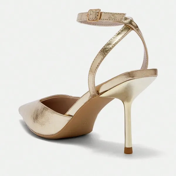 scarpin-dourado-slingback-bico-fino-em-uso-vista-frontal