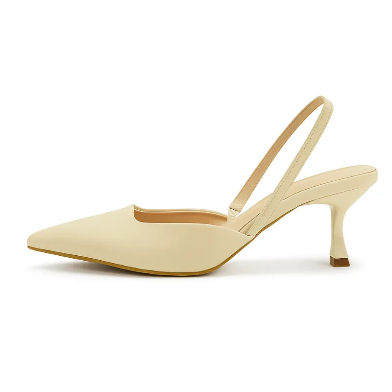 Scarpin slingback feminino marfim da Rozze. Vista lateral em estúdio, destacando o bico fino, o salto agulha de 6.3 cm e a tira traseira ajustável.