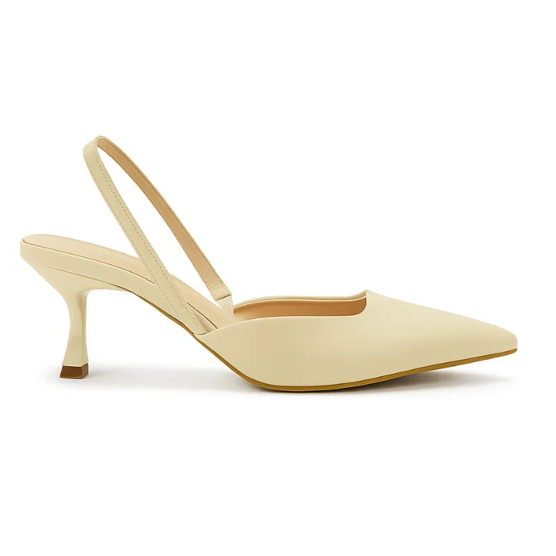 Scarpin slingback feminino marfim da Rozze. Vista lateral em estúdio, destacando o bico fino, o salto agulha de 6.3 cm e a tira traseira ajustável.