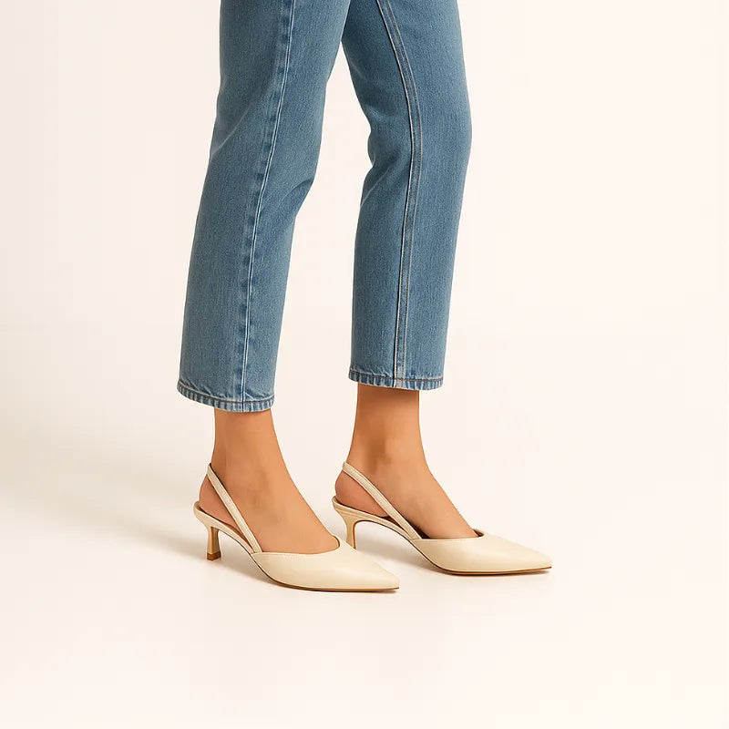 Modelo em pé usando o scarpin marfim slingback da Rozze. A imagem realça a versatilidade do calçado, ideal para o dia a dia e ocasiões especiais.