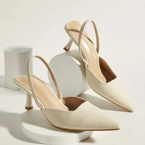Par de scarpins slingback marfim da Rozze em ambiente de estúdio. A foto realça o design elegante e a versatilidade do calçado.