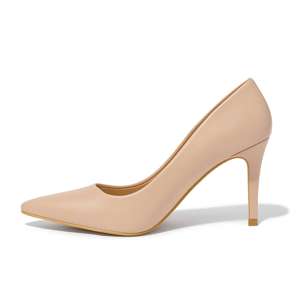 Scarpin feminino nude, vista lateral em estúdio. A foto destaca o bico fino elegante, o salto agulha alto de 10,3 cm e o material em couro PU damasco.