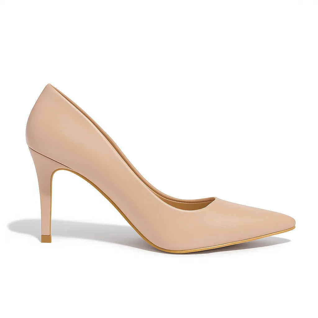 Scarpin feminino nude, vista lateral em estúdio. A foto destaca o bico fino elegante, o salto agulha alto de 10,3 cm e o material em couro PU damasco.