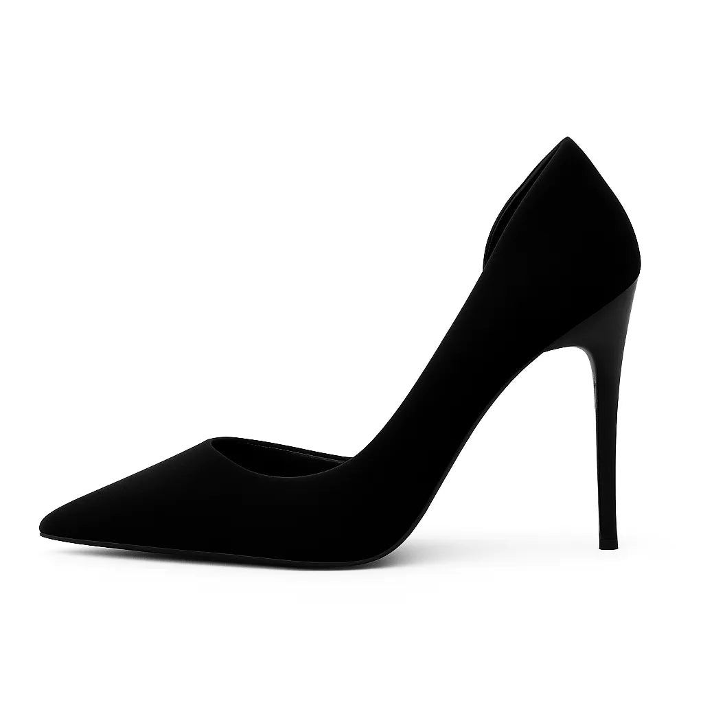 Scarpin feminino preto de salto agulha, vista lateral em estúdio. A foto destaca o design com decote lateral, o bico fino e o salto alto de 10 cm.
