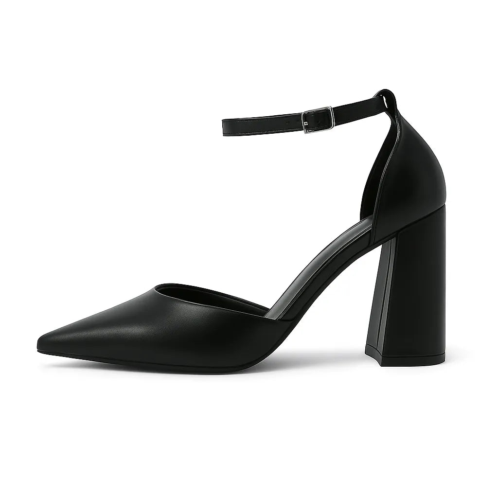 Scarpin feminino preto com bico fino e salto chunky da Rozze. Vista lateral em estúdio, destacando o salto bloco de 9 cm e a tira ajustável no tornozelo com fivela.