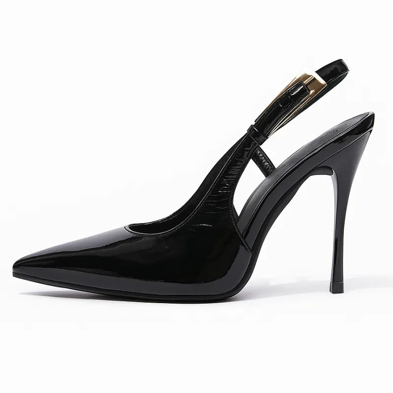 Scarpin feminino preto de verniz, vista lateral. A foto em estúdio destaca o salto agulha de 9 cm, o bico fino e a alça slingback ajustável.