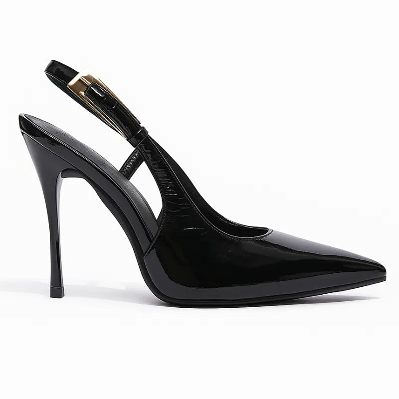 Scarpin feminino preto de verniz, vista lateral. A foto em estúdio destaca o salto agulha de 9 cm, o bico fino e a alça slingback ajustável.