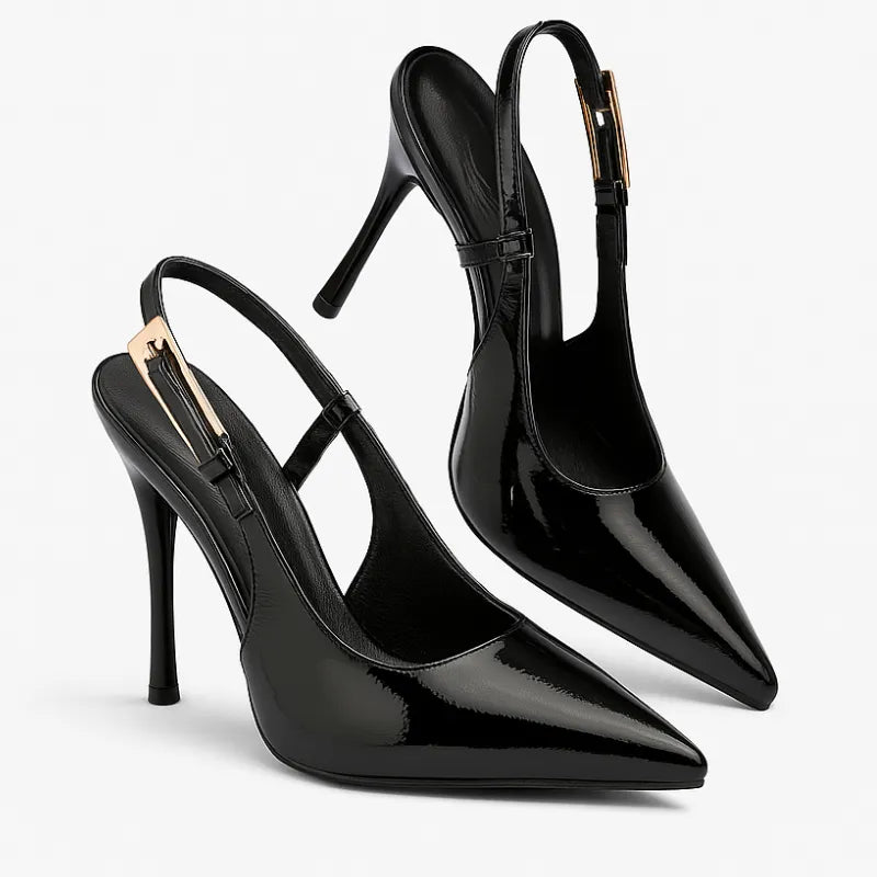 Par de scarpins pretos de verniz. A imagem realça a elegância do calçado, mostrando o acabamento brilhante e a tira slingback.