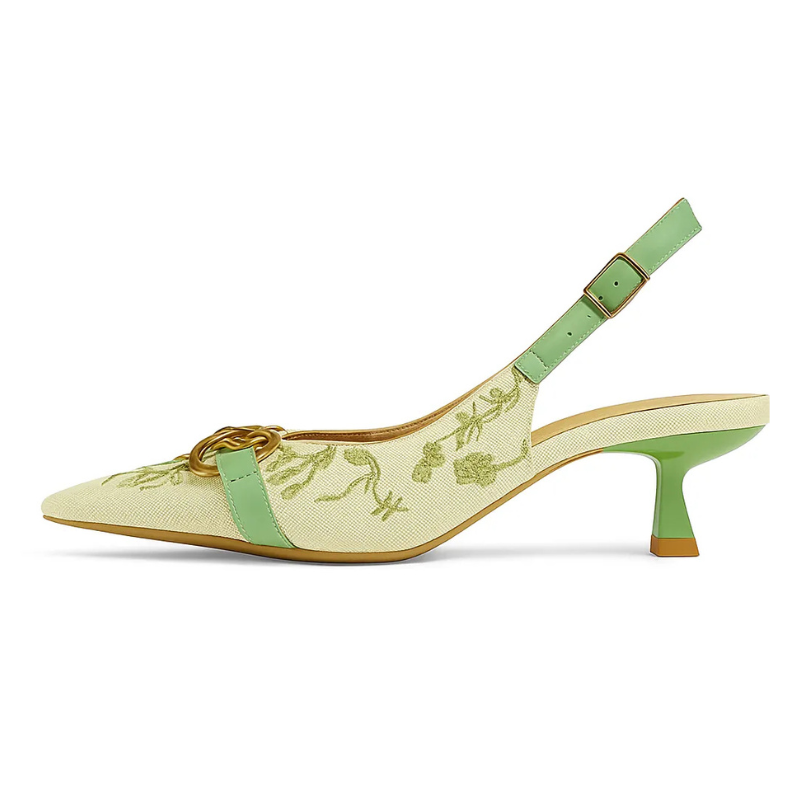 Scarpin slingback feminino Primavera com estampa floral, vista lateral em estúdio. A foto destaca o bico fino, o salto estilete, a tira traseira ajustável e a fivela decorativa.