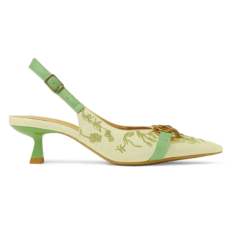 Scarpin slingback feminino Primavera com estampa floral, vista lateral em estúdio. A foto destaca o bico fino, o salto estilete, a tira traseira ajustável e a fivela decorativa.