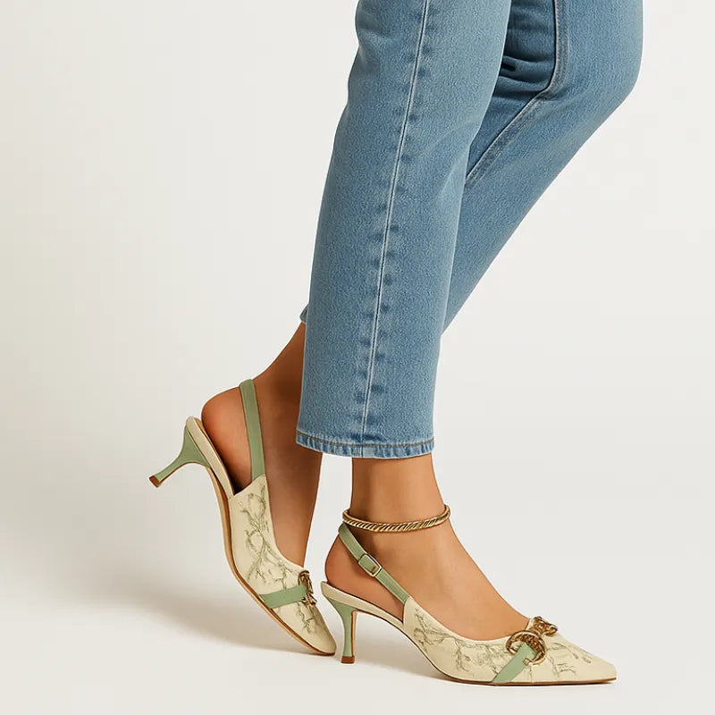 Modelo usando o scarpin Primavera Slingback com fivela Justine da Rozze. A imagem mostra o calçado em uso, complementando um look casual com calça jeans.