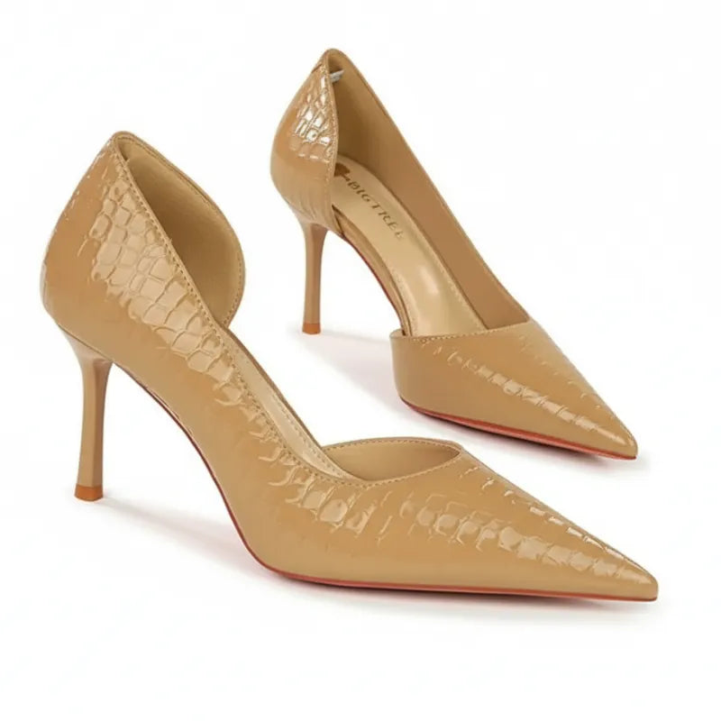 Par de scarpins nude em verniz croco. A foto mostra o design clássico de bico fino e o corte lateral que valoriza o pé.