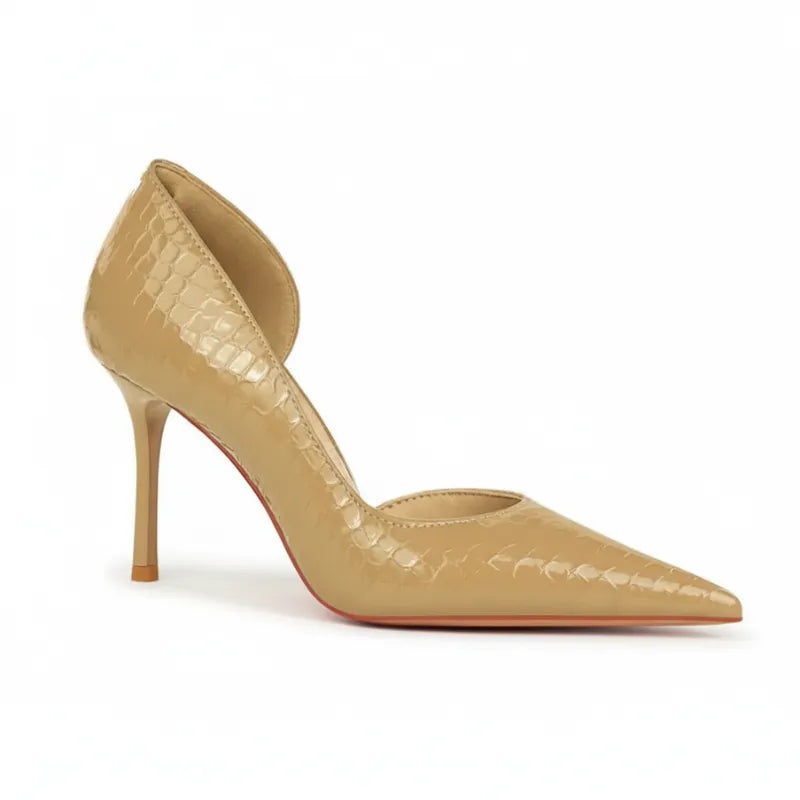 Scarpin nude textura croco em perfil. A foto exibe a silhueta do salto alto e o estilo D'Orsay (aberto nas laterais).