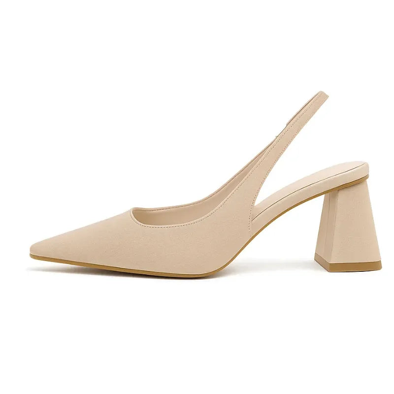 Scarpin slingback feminino na cor damasco da Rozze. Vista lateral em estúdio, destacando o bico fino, o salto bloco de 6.5 cm e a tira traseira ajustável.