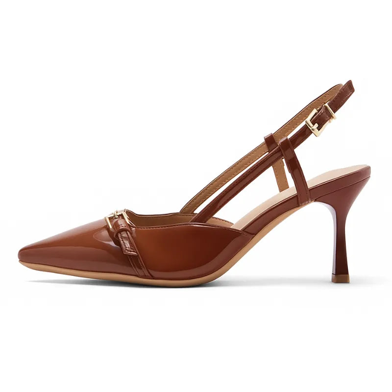 Scarpin feminino castanho de verniz, vista lateral. A foto em estúdio destaca o salto médio kitten heels de 7.5 cm, o bico fino e a alça slingback ajustável.