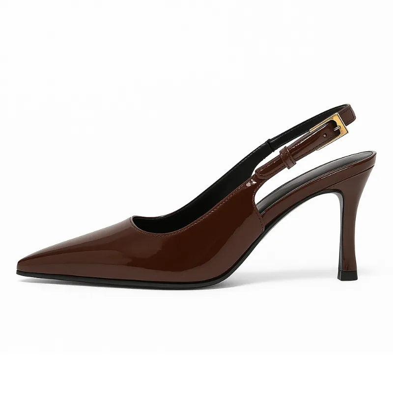 Scarpin feminino marrom chocolate, vista lateral. A foto em estúdio destaca o salto agulha médio de 8 cm, o bico fino e o acabamento brilhante.