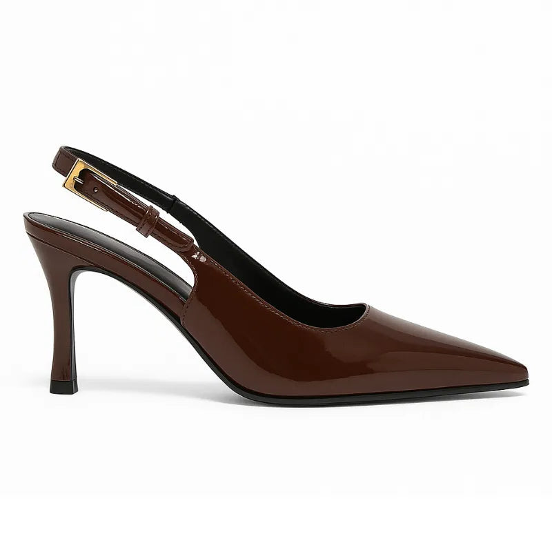 Scarpin feminino marrom chocolate, vista lateral. A foto em estúdio destaca o salto agulha médio de 8 cm, o bico fino e o acabamento brilhante.