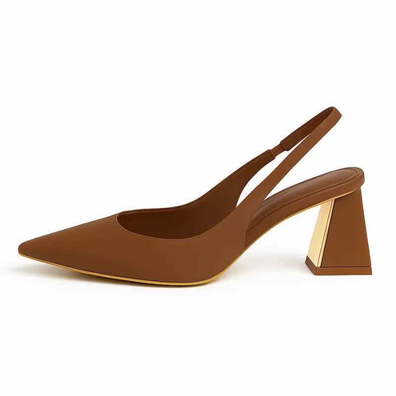 Scarpin slingback feminino marrom da Rozze. Vista lateral em estúdio, destacando o bico fino, o salto bloco de 6.5 cm e a tira traseira ajustável.