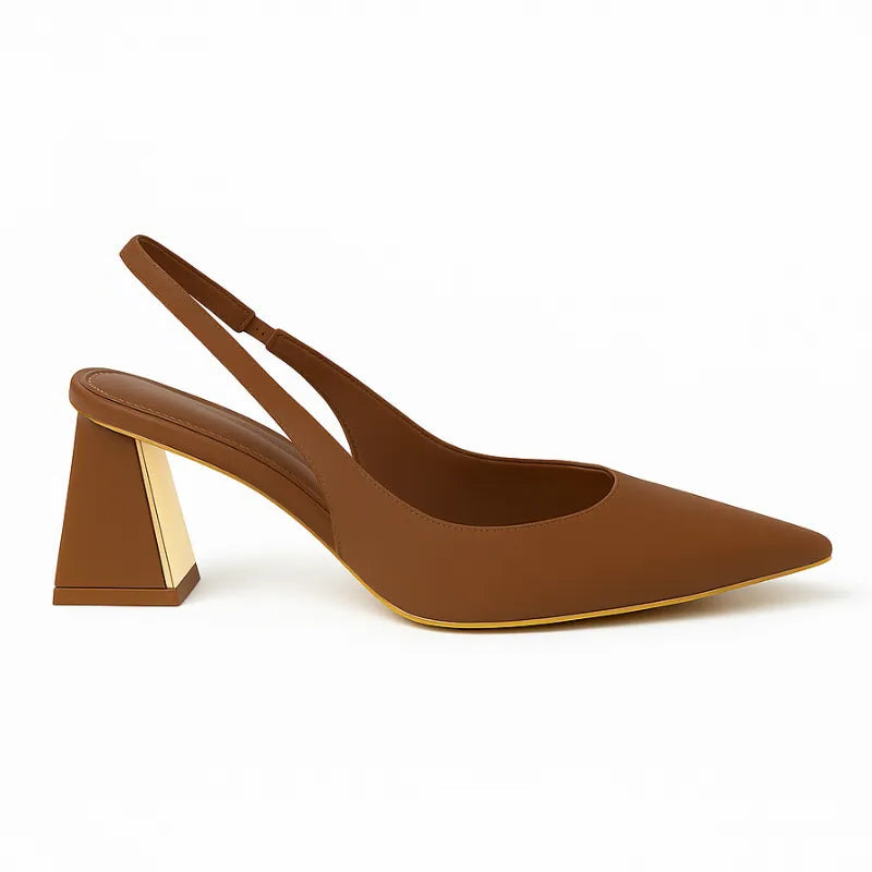 Scarpin slingback feminino marrom da Rozze. Vista lateral em estúdio, destacando o bico fino, o salto bloco de 6.5 cm e a tira traseira ajustável.