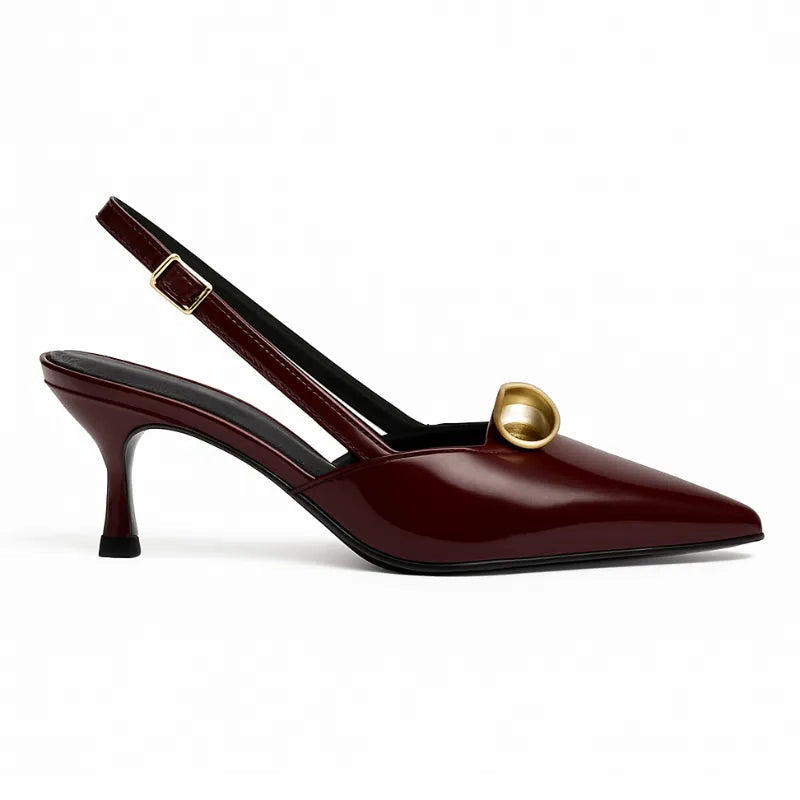 Scarpin feminino marsala com detalhe dourado, vista lateral. A foto em estúdio destaca o salto kitten heels de 9 cm, o bico fino e a alça slingback ajustável.