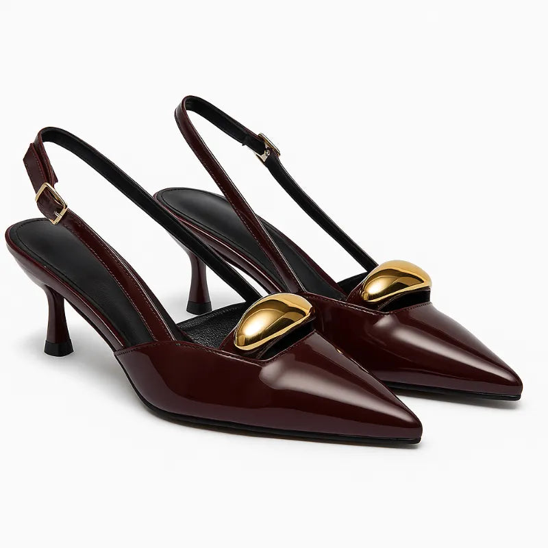 Par de scarpins marsala. A imagem realça a elegância do calçado, mostrando o acabamento brilhante e o detalhe metálico na parte frontal.