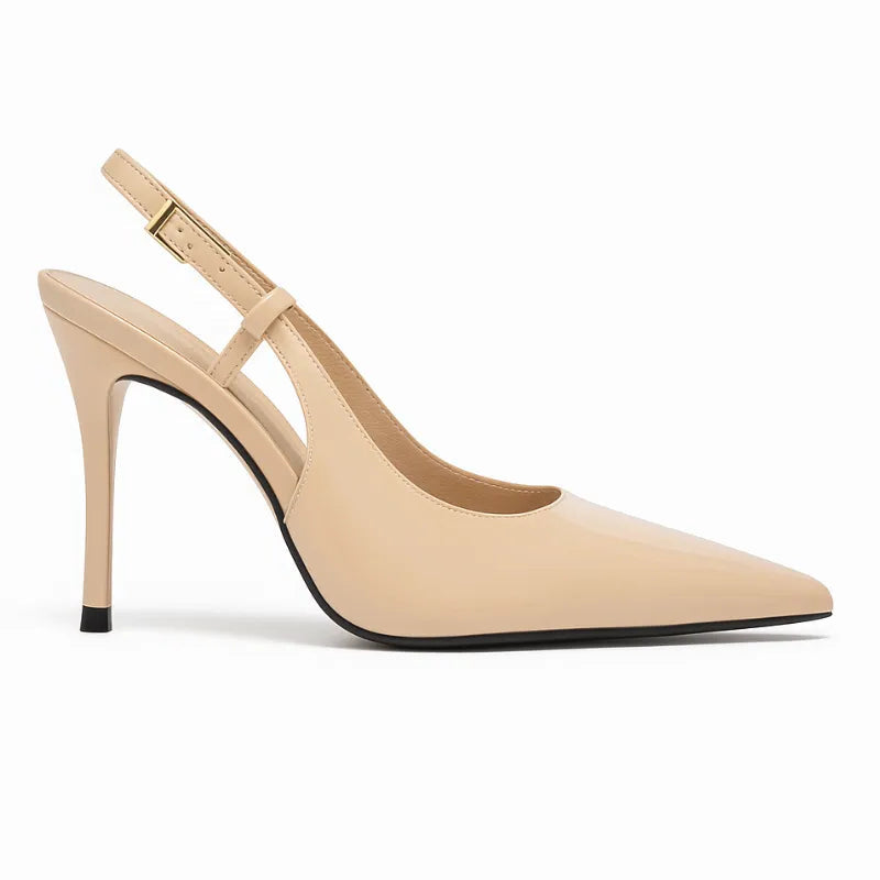 Scarpin feminino nude, vista lateral. A foto em estúdio destaca o salto agulha de 9 cm, o bico fino e a alça slingback com fivela.