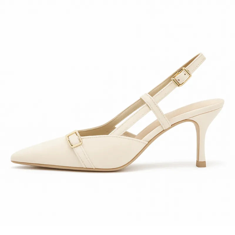 Scarpin feminino off white, vista lateral em estúdio. A foto destaca o salto agulha médio de 7.5 cm, o bico fino e o detalhe das fivelas assimétricas.